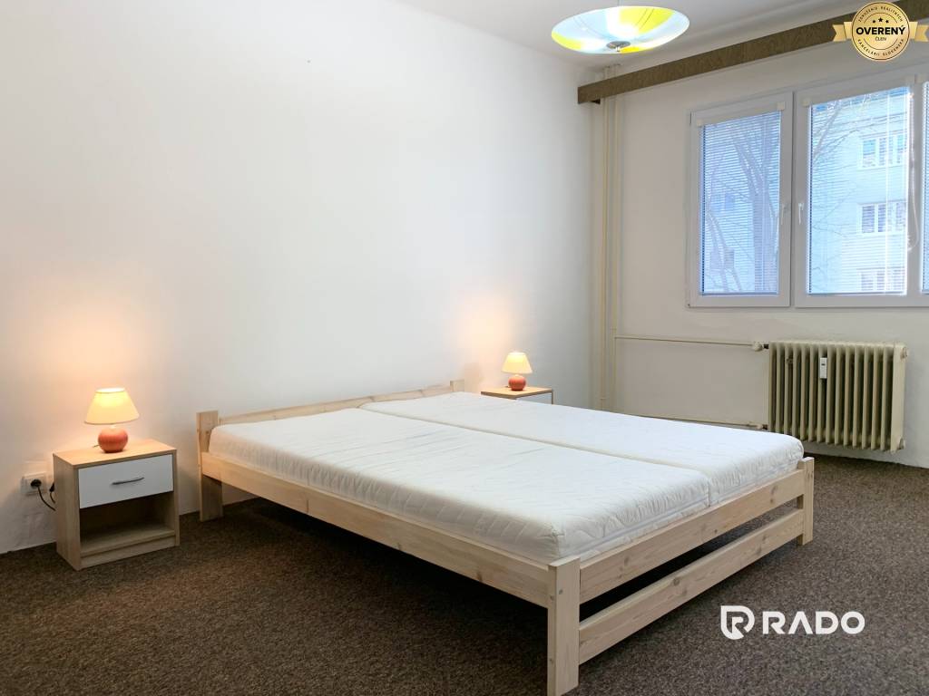 Spálňa v 2-izbovom byte s manželskou posteľou, 2 nočnými stolíkmi a 2 nočnými lampami