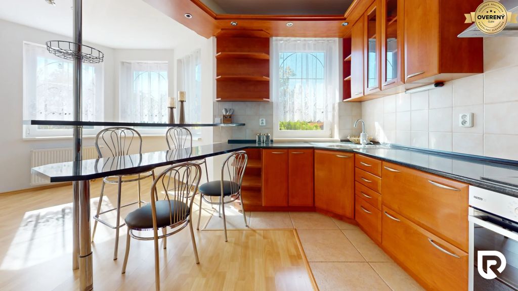 ZgESnMKTNZM-Kitchen.jpg