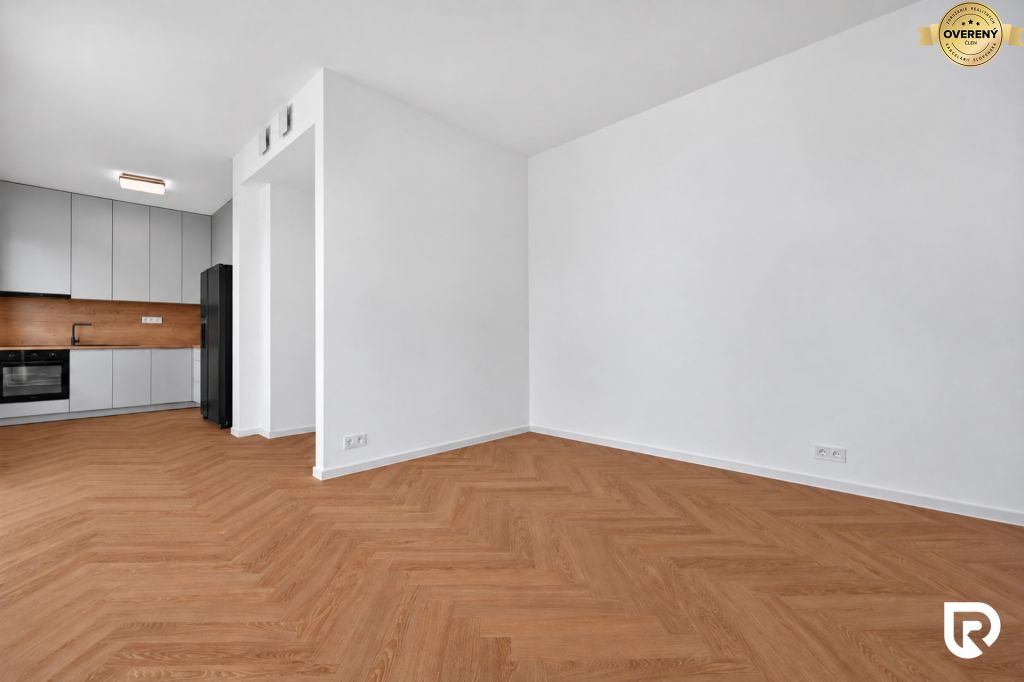 (S BATÉRIOU) FOTKA 4 - 75 A - 3 poschodie - Kľúč B8.jpg